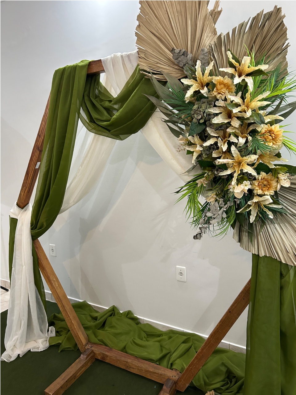 Arco Cestavado Em Madeira Decorado - Elisangela Gimenez Locações Ltda