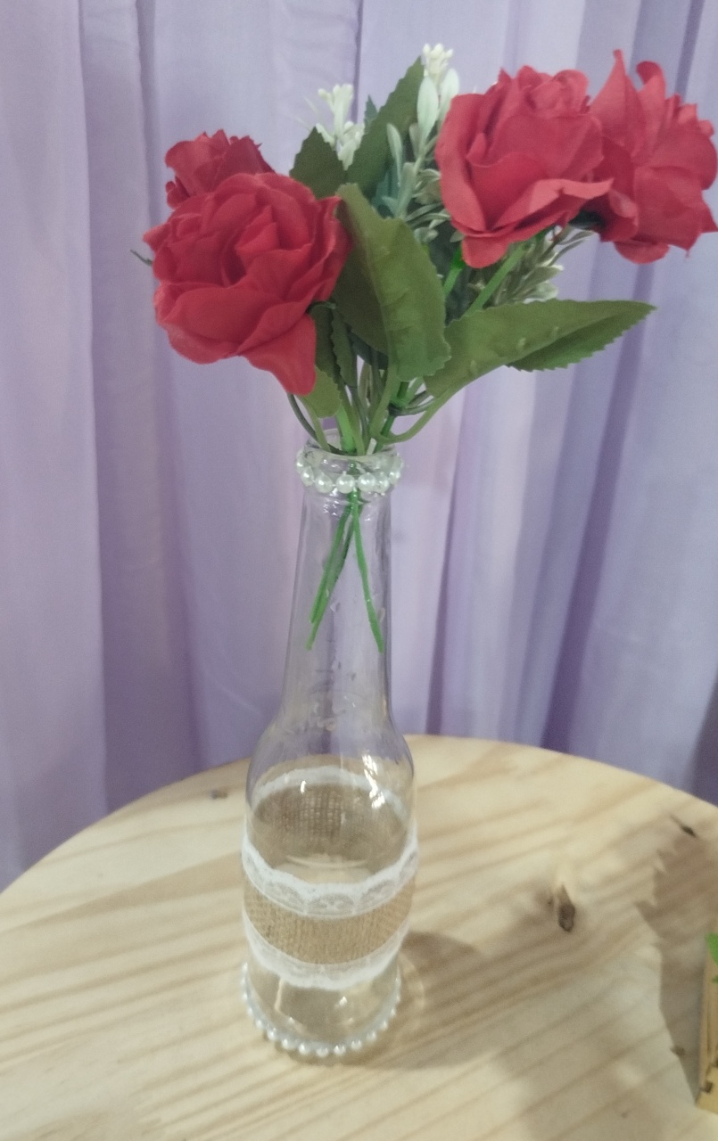 Garrafinha Decorada Com Flores Artificiais - Elisangela Gimenez Locações Ltda