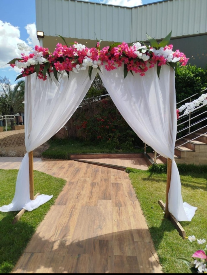 Portal de Madeira 2.50 X 2.80 Com Decoração - EGL Locações Ltda