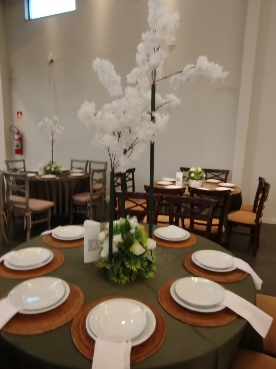 Centro de Mesa U de Metal Com Flores - Elisangela Gimenez Locações Ltda