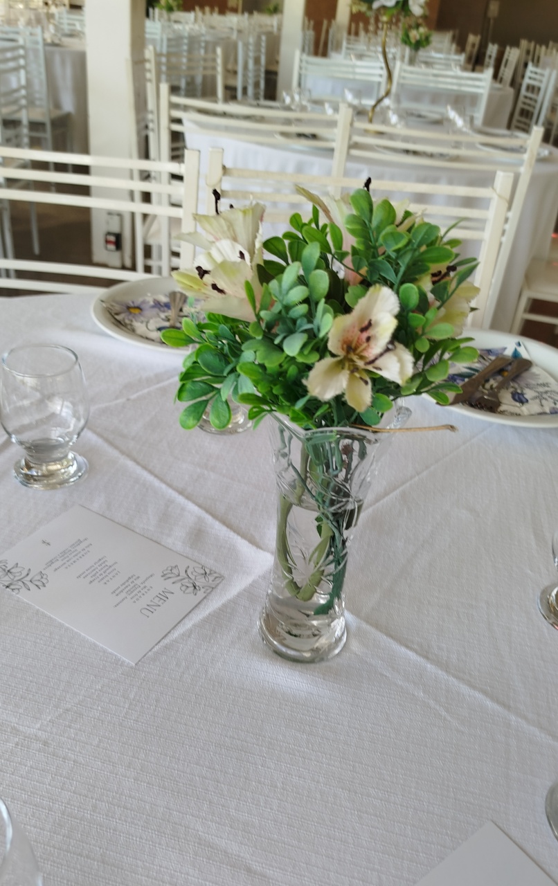 Vaso de Vidro Pequeno Com Flor Artificial - EGL Locações Ltda
