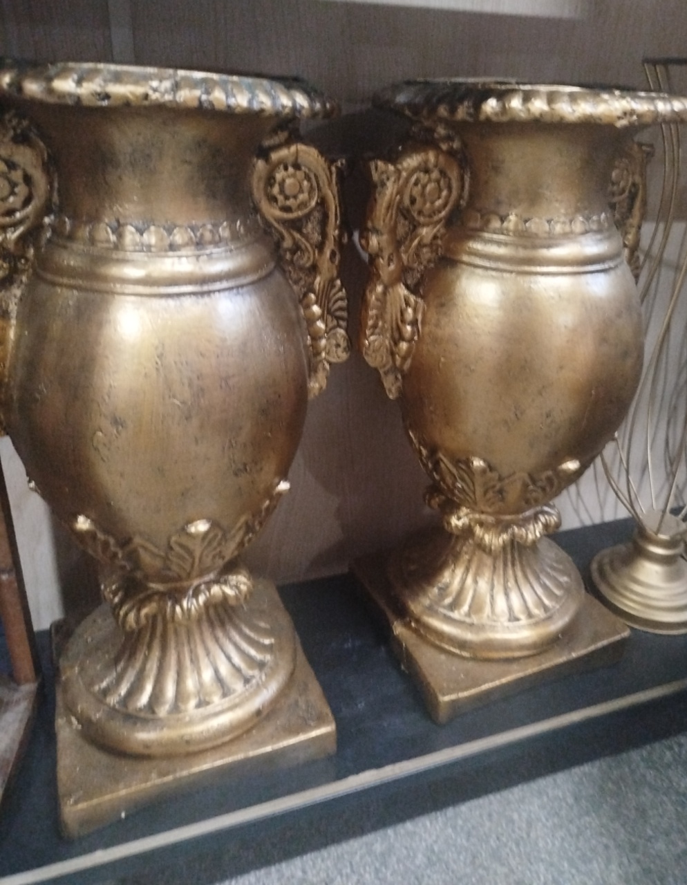 Vaso Grande Dourado de Resina - EGL Locações Ltda