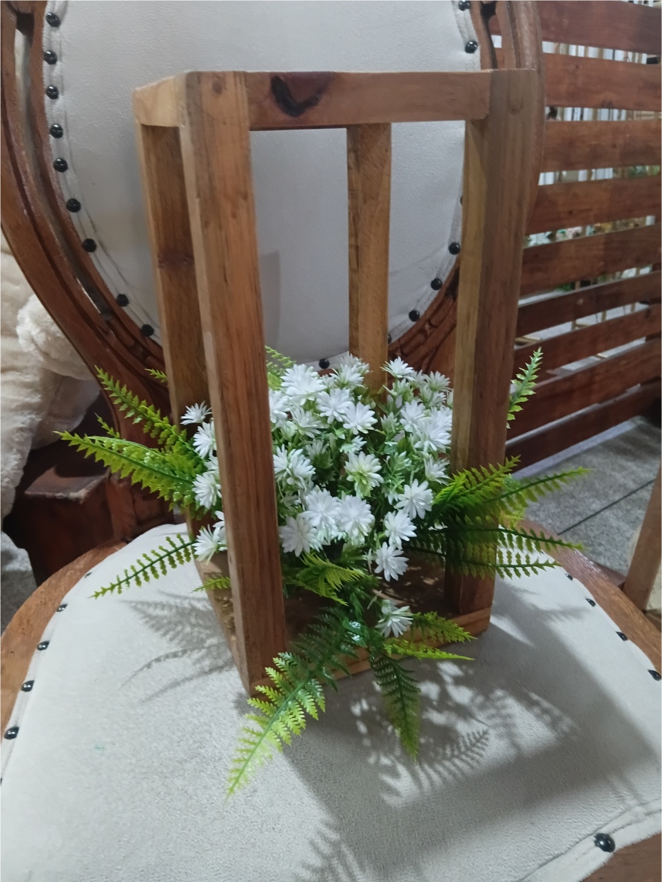Centro de Mesa Medio Com Flores Artificiais - EGL Locações Ltda