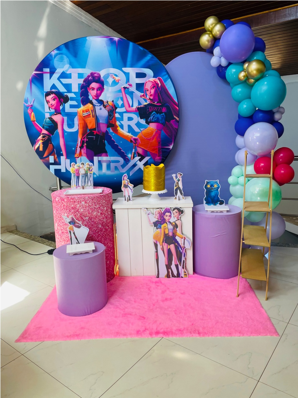 Guerreiras Do K-Pop - Kit Gg Com Escadinha - Pegue E Monte - Pallacius Festas