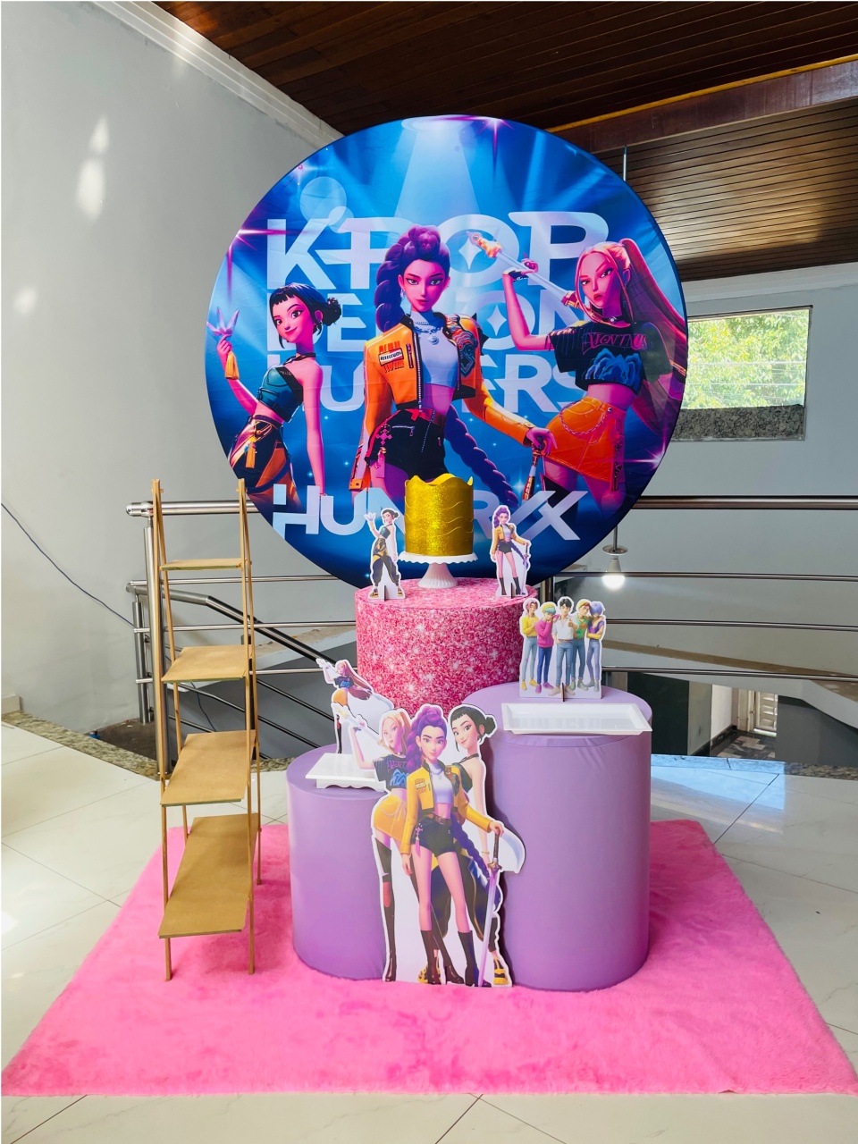 Guerreiras Do K-Pop - Kit P1 Com Escadinha - Pegue E Monte - Pallacius Festas