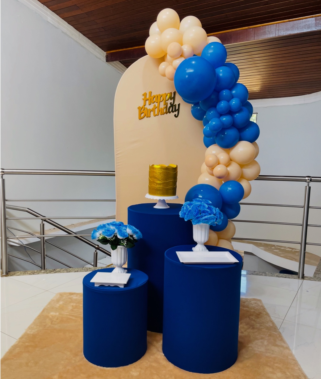 Happy Bege E Azul Bic Flores Azuis - Kit P - Pegue E Monte - Pallacius Festas