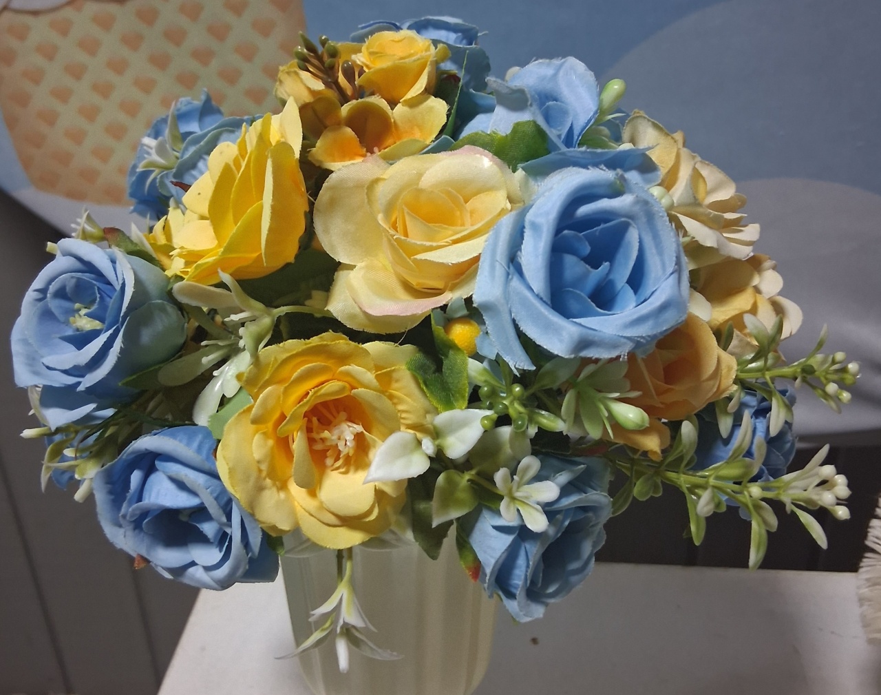 Arranjo de Flor Azul E Amarelo Claro - Arte & Festas