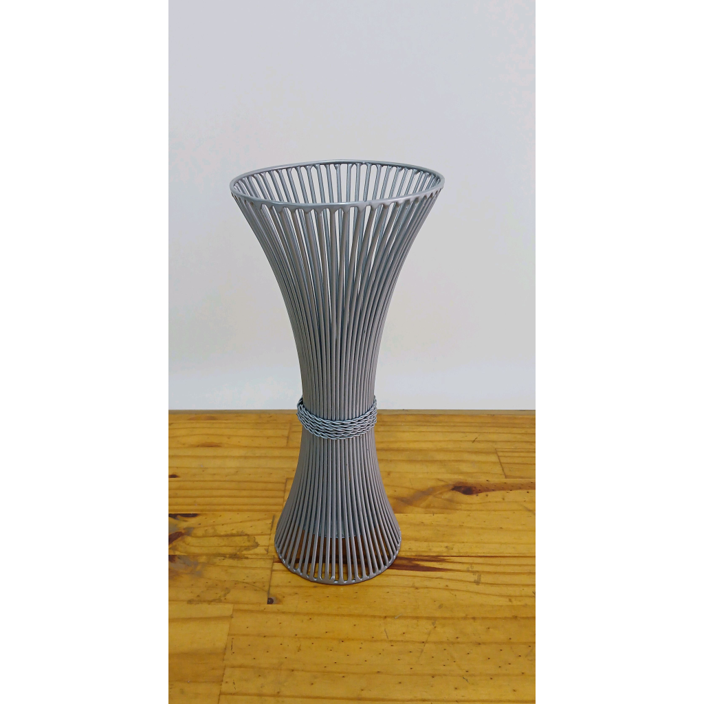 Vaso de Ferro Moderno Redondo - Cinza - Peg e monte da drica