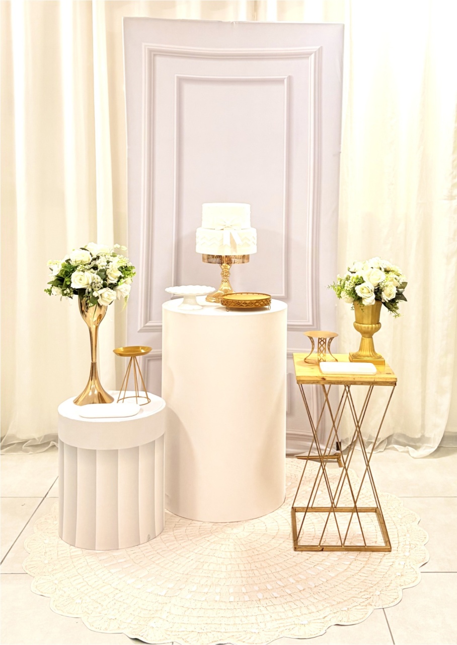 Branco Com Dourado Boiserie - NUBIA FESTAS