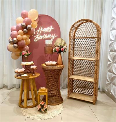 A - Rose Gold Rattan Com Led E Prateleira (Box 172) - NUBIA FESTAS