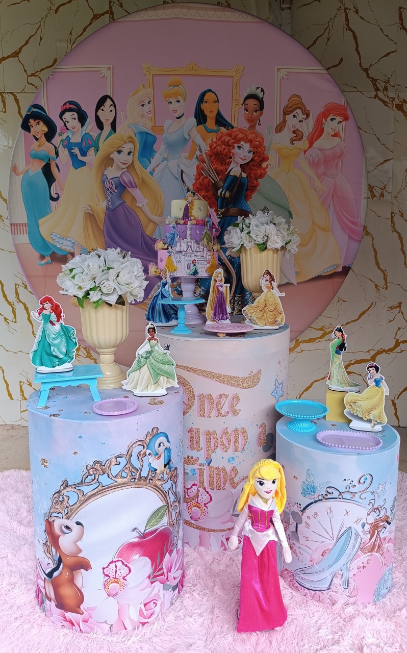 Alugue Tema Para Festa Decoração Princesas (Modelo 1) - Nívea Decor