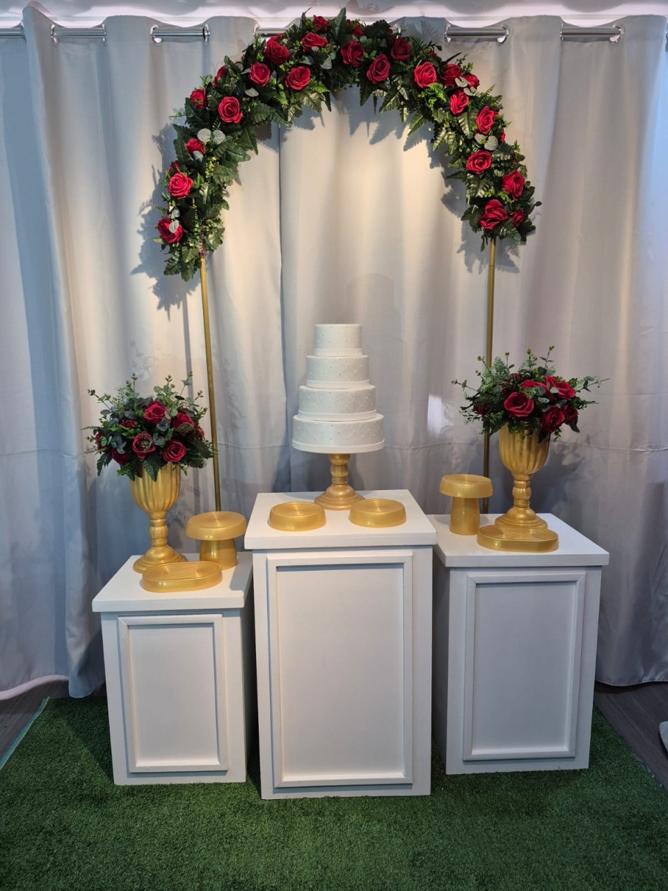 Casamento Rosas Vermelhas Com Dourado - Mb festas & decorações