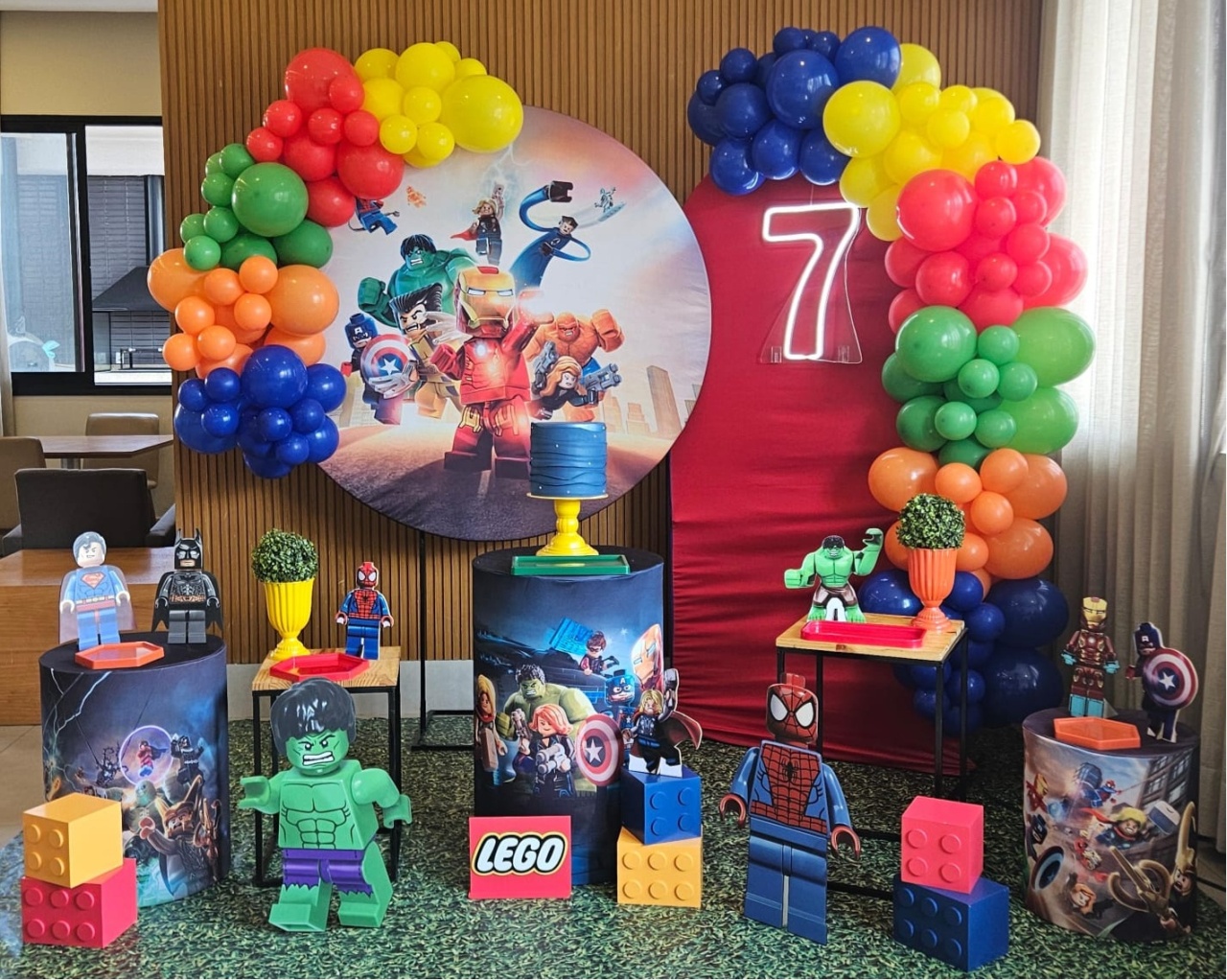 Montagem: Super Marvel Lego  - Mb festas & decorações