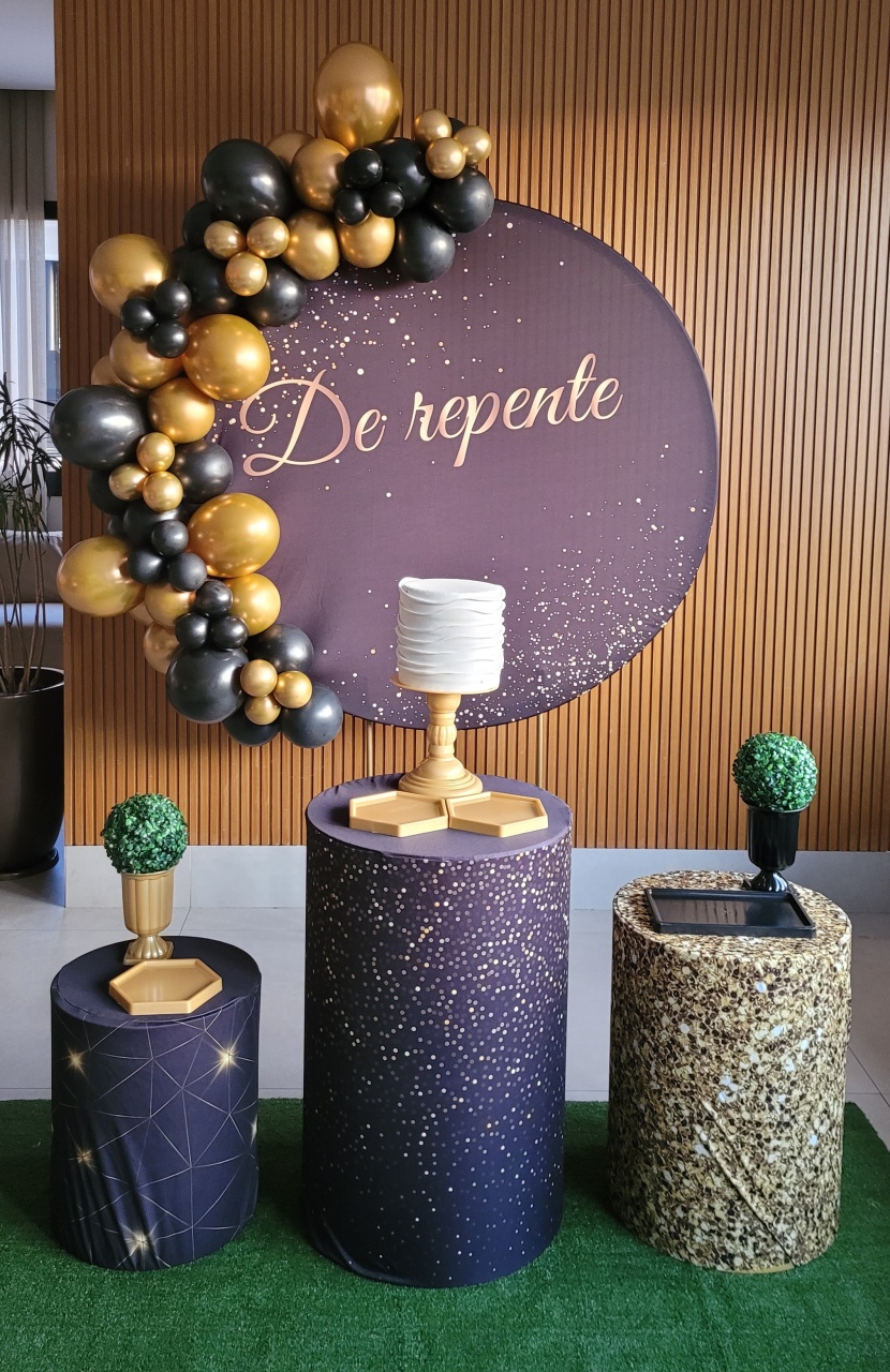 de Repente, Preto Com Dourado - Mb festas & decorações