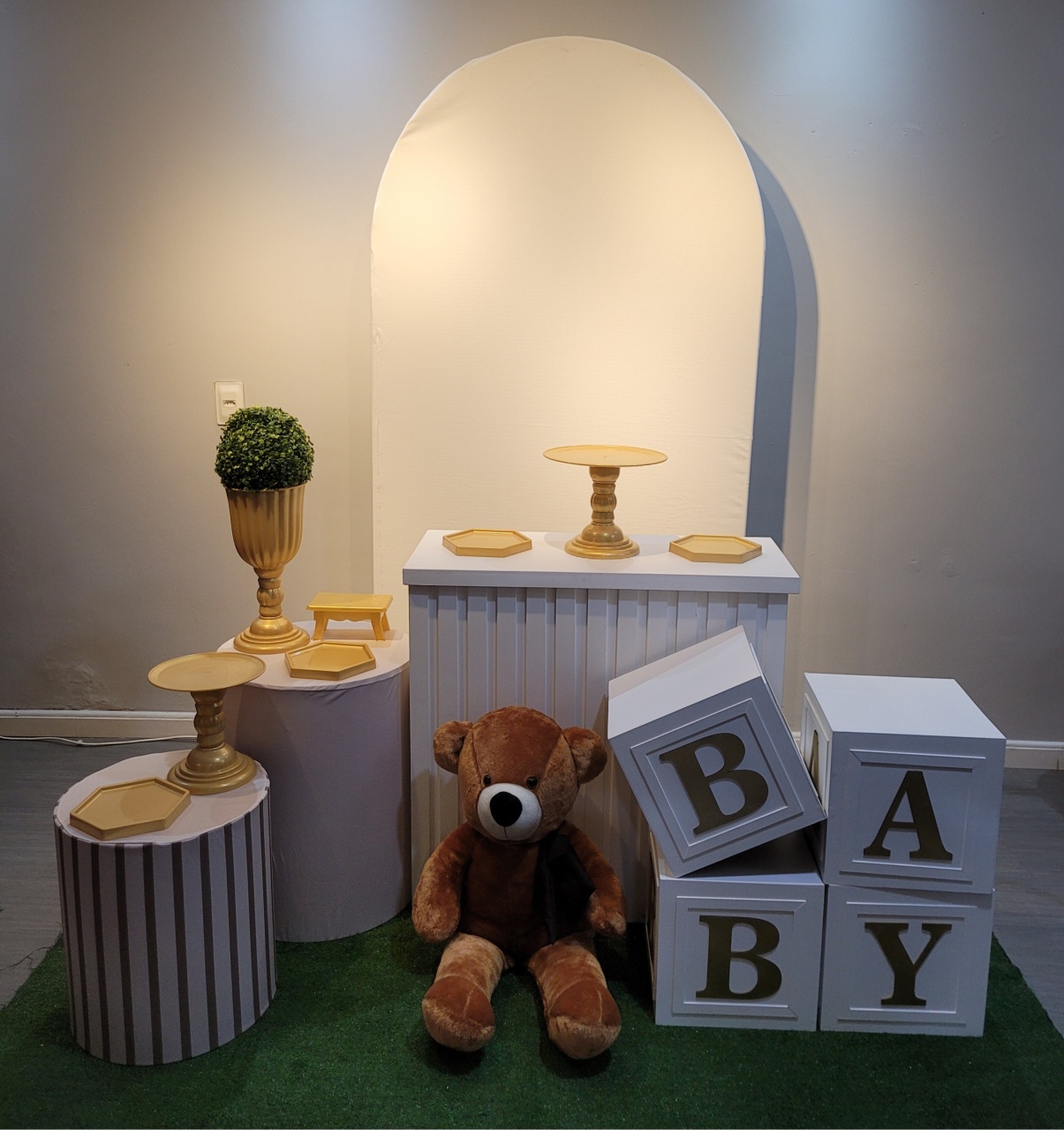 Chá de Bebê Romano Dourado - Mb festas & decorações