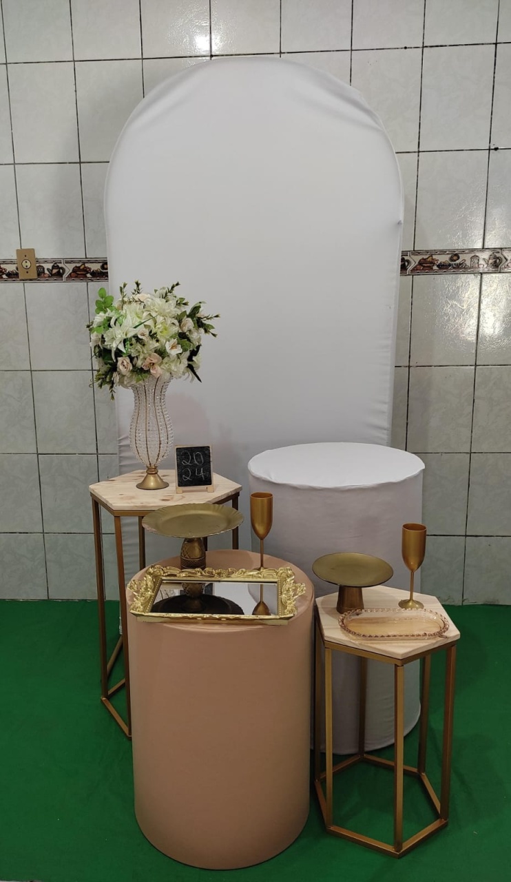 Branco E Dourado Ano Novo Composição (3) - Artes e Encantos locações