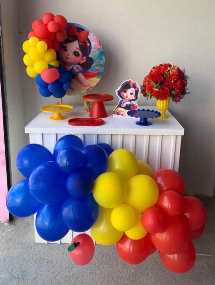 Branca de Neve Baby Mini Kit Com Mesa Cômoda, Mini Arco E Balões Frente de Mesa - Artes e Encantos locações