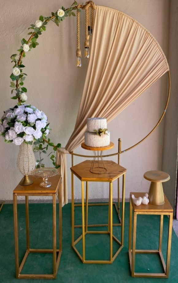 Casamento Nude/Dourado Composição - Artes e Encantos locações