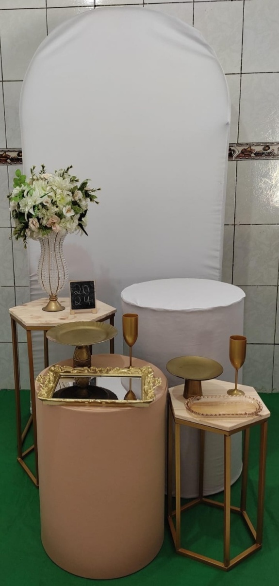 Branco E Dourado Ano Novo Composição (3) - Artes e Encantos locações
