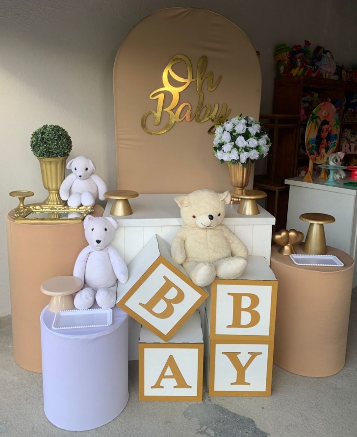 Chá de Bebê/Chá Revelação Dourado Com Branco - Artes e Encantos locações