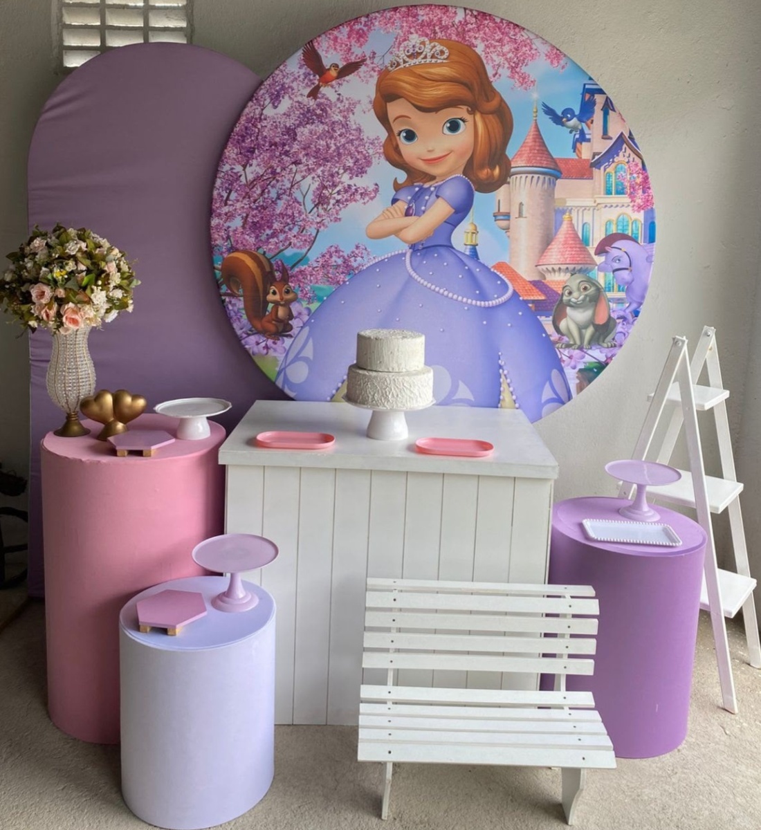 Princesa Sofia Kit Ouro Plus + Adicional Escada M E Banquinho - Artes e Encantos locações
