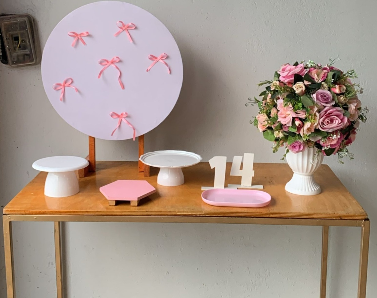 Mini Kit Branco Com Laços Rosas (Com A Mesa Ferro G1 Ou Sextavada G) - Artes e Encantos locações