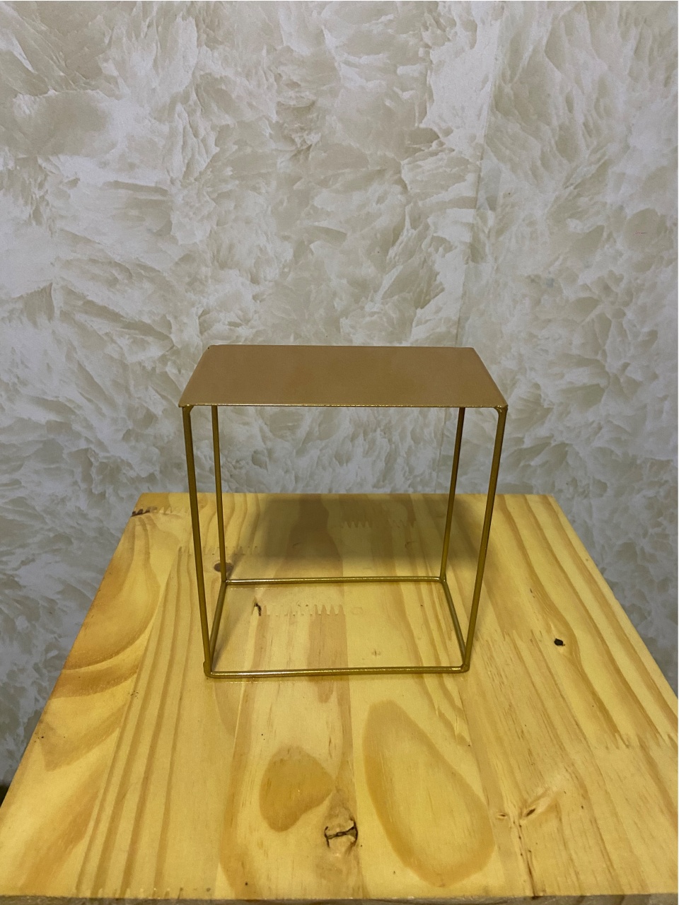 Suporte Cubo Dourado M - LARYMINIFESTAS