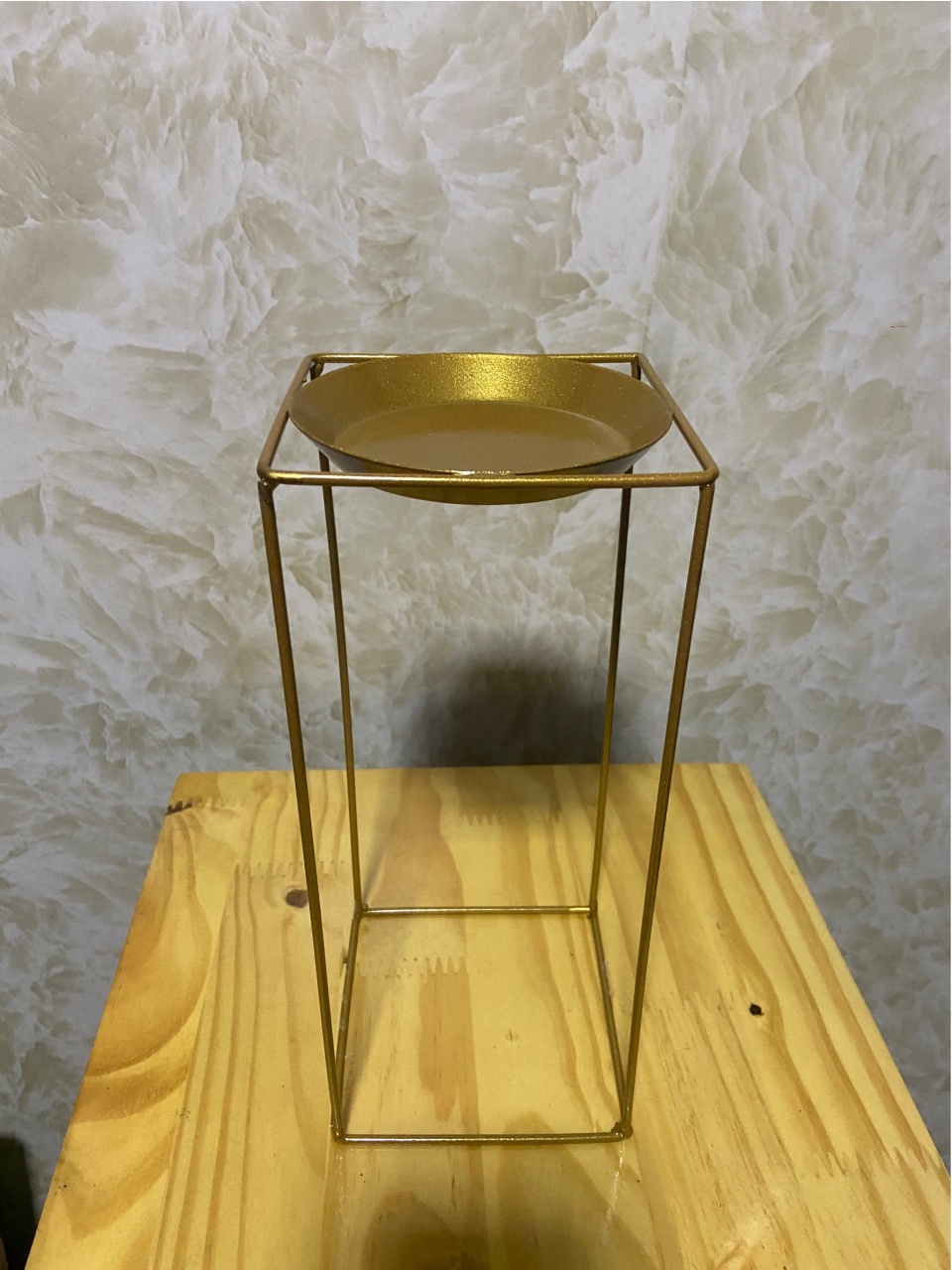 Suporte Pedestal Dourado - LARYMINIFESTAS