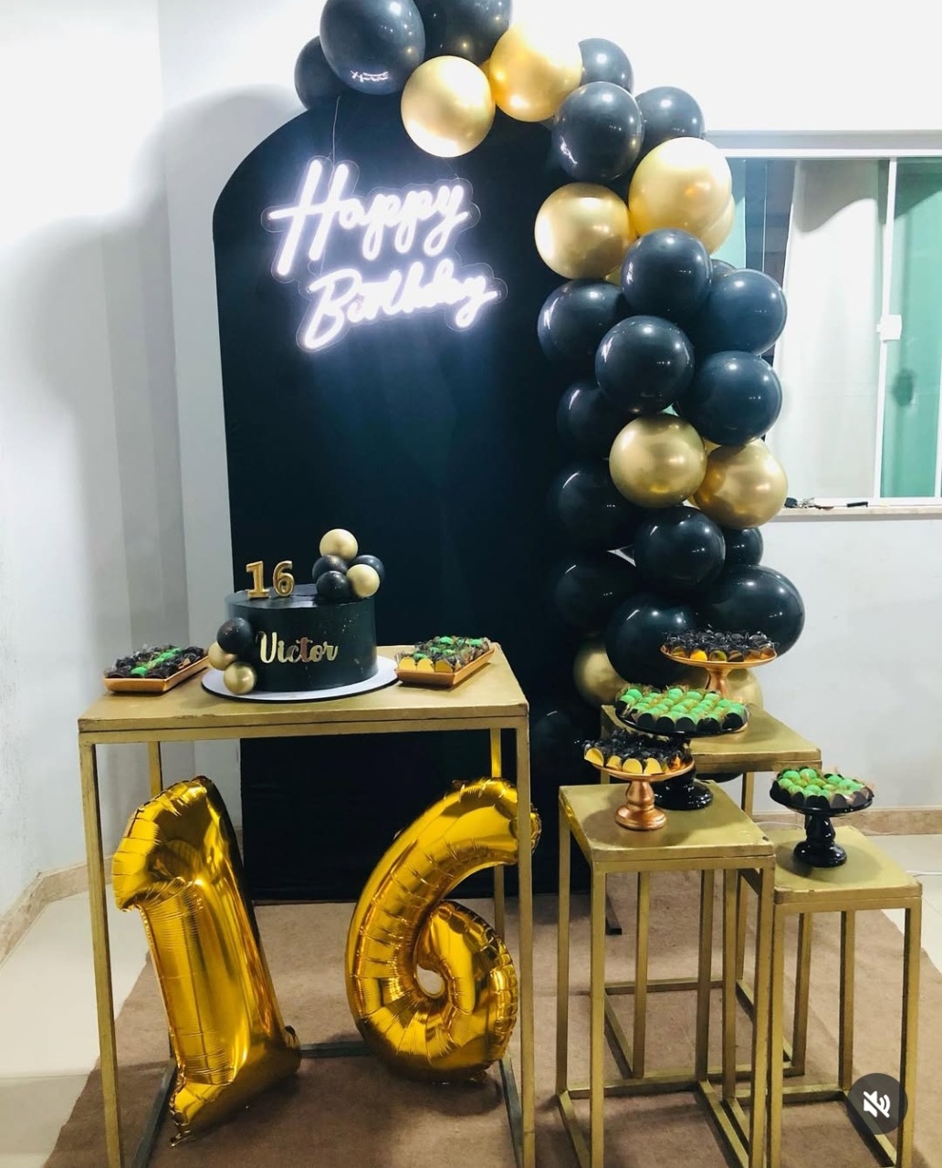 Kit Adulto Masculino Kit Preto / Dourado - Bruna Pacheco locações & decorações