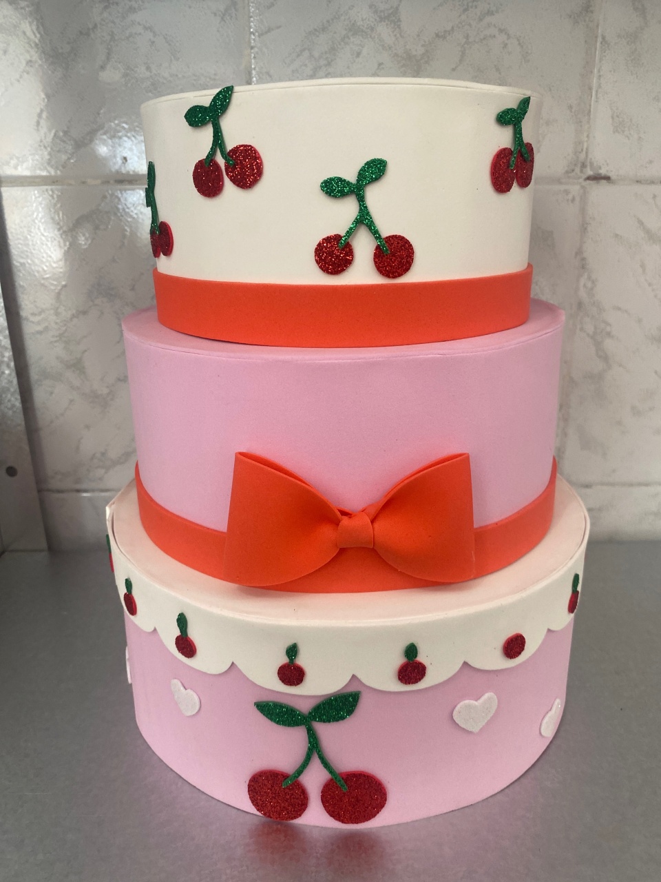 Bolo Fake Cerejinha  - Antonella Decorações