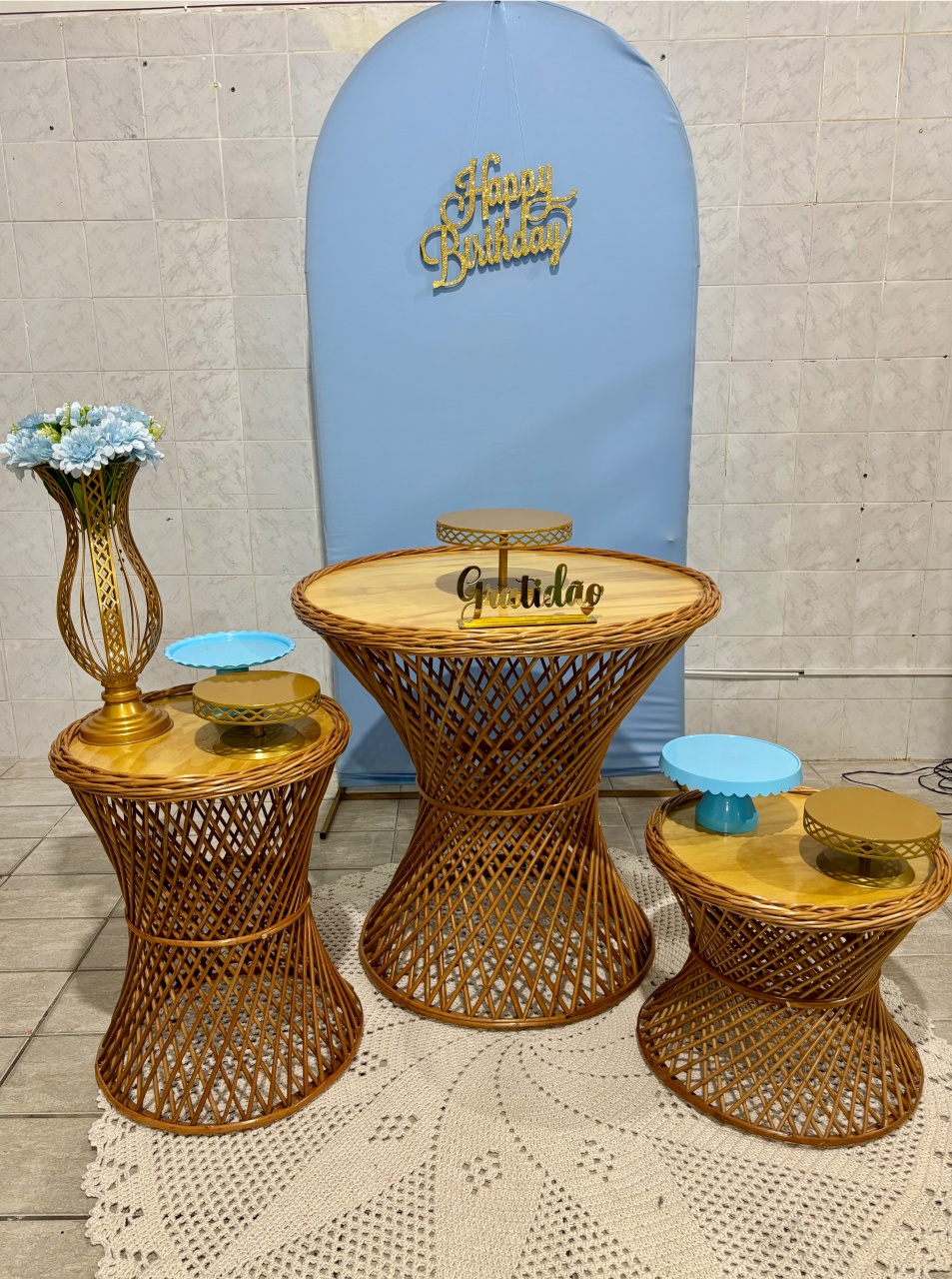 Kit Luxo Azul Com Mesas de Vime - Antonella Decorações