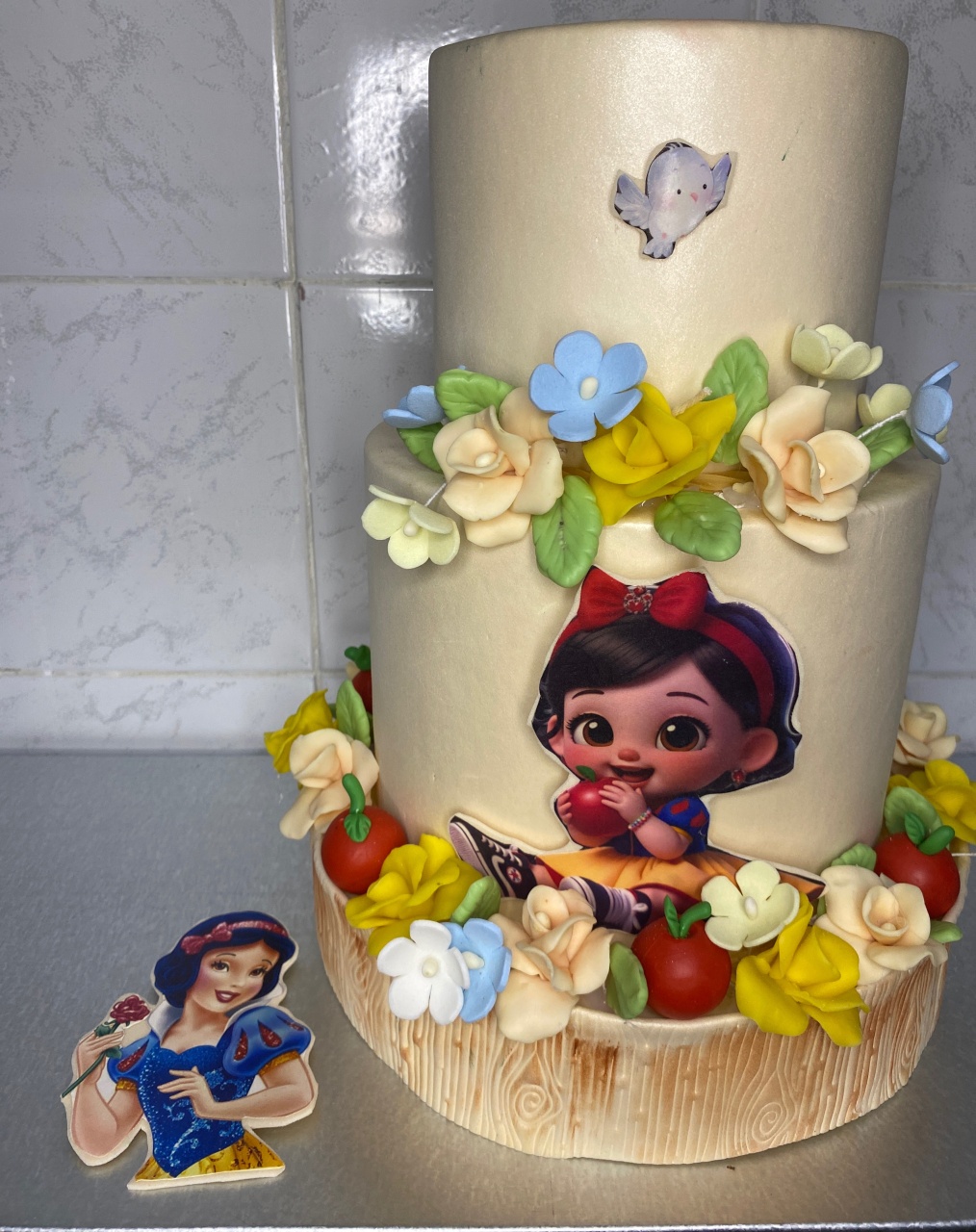 Bolo Fake Branca de Neve  - Antonella Decorações