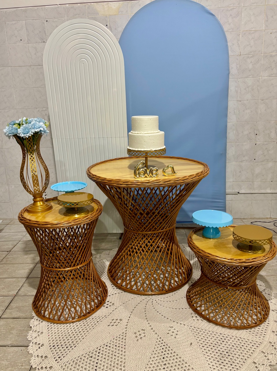 Luxo Azul E Branco Com Mesa de Vime - Antonella Decorações