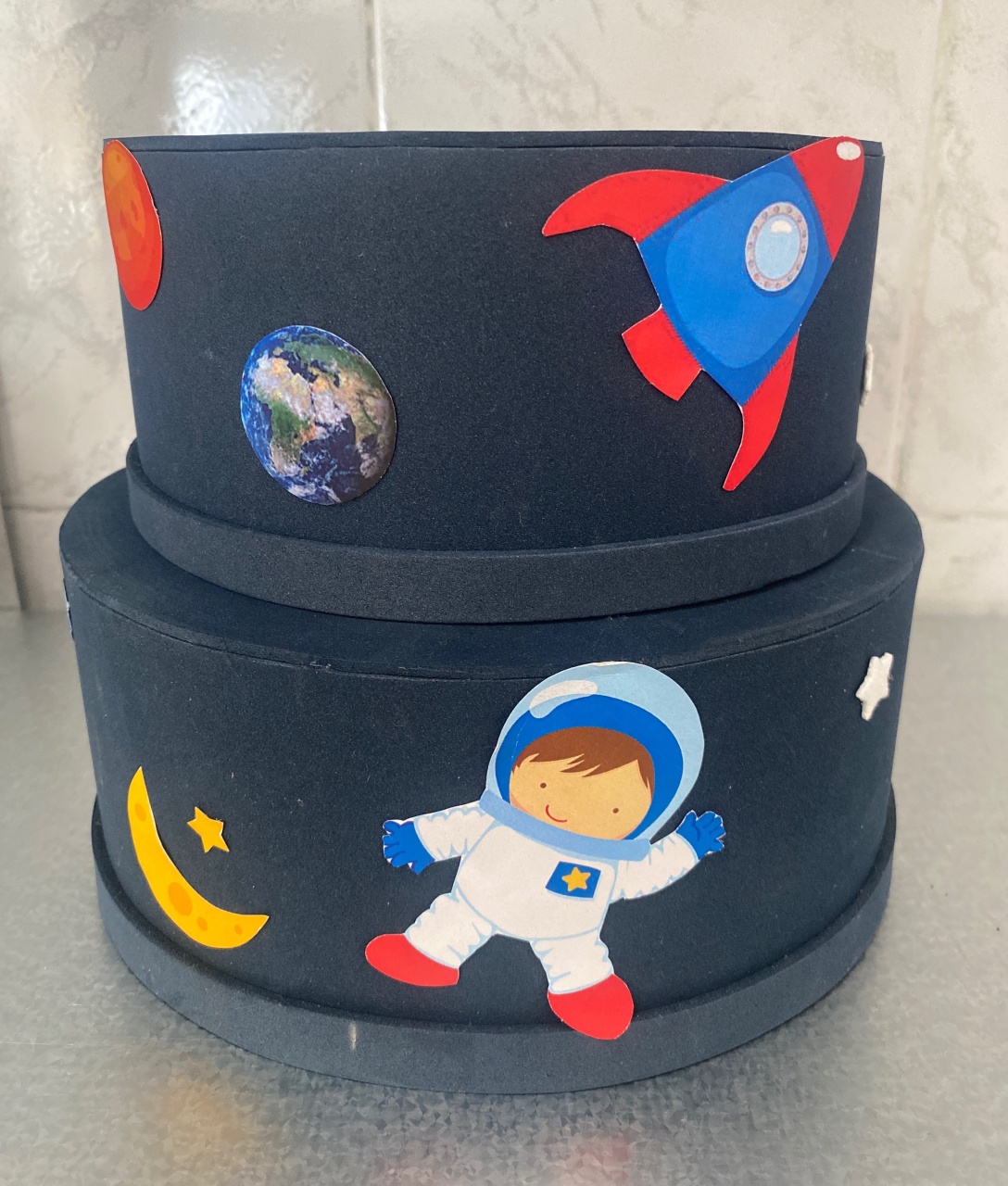 Bolo Fake Astronauta Azul Escuro  - Antonella Decorações