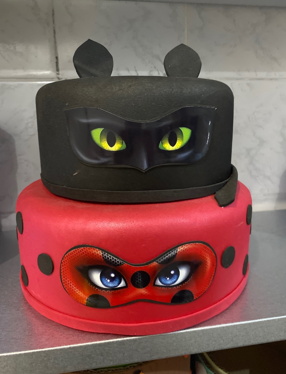 Bolo Fake Lady Bug - Antonella Decorações