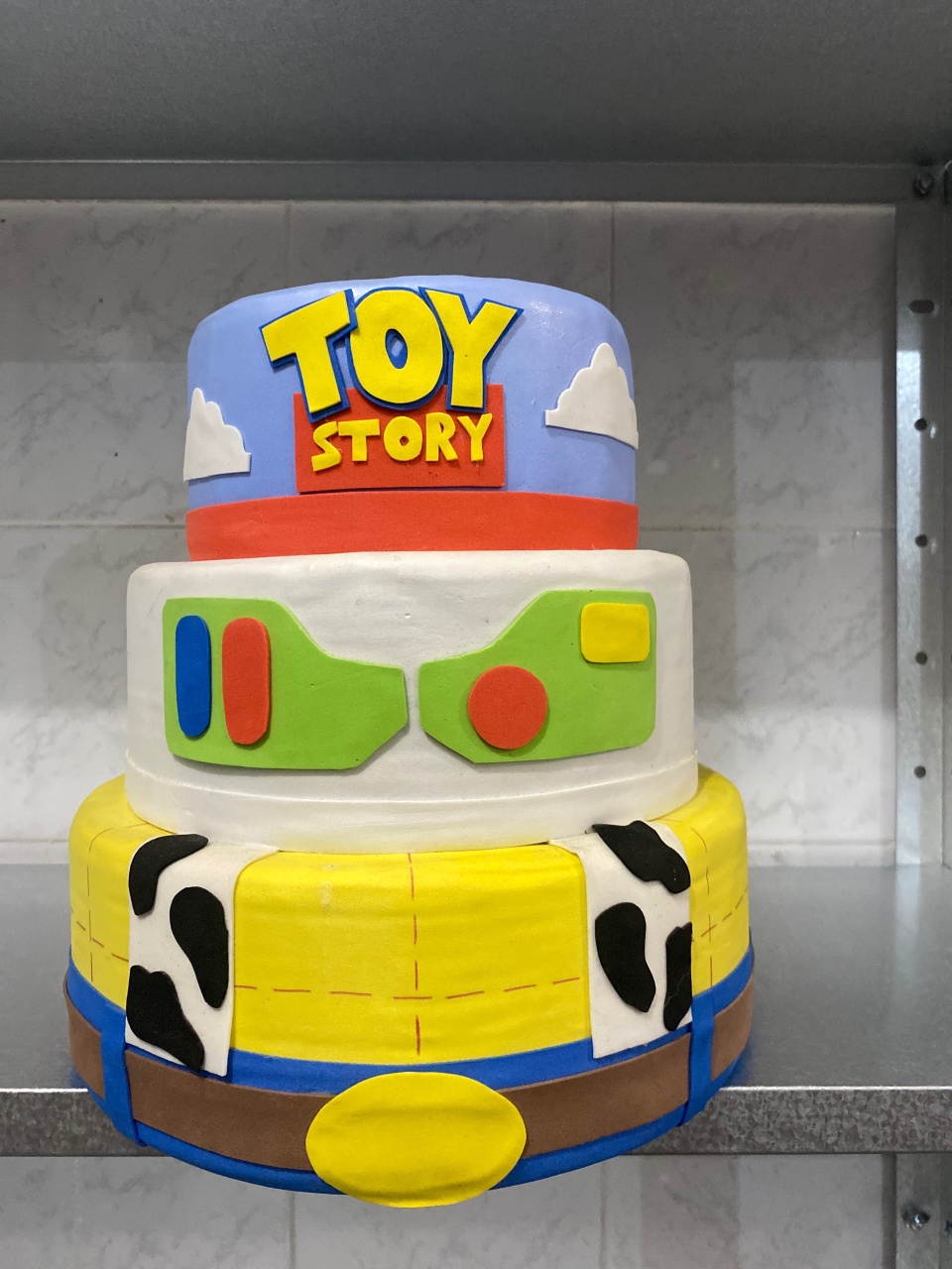Bolo Fake Toy Story - Antonella Decorações