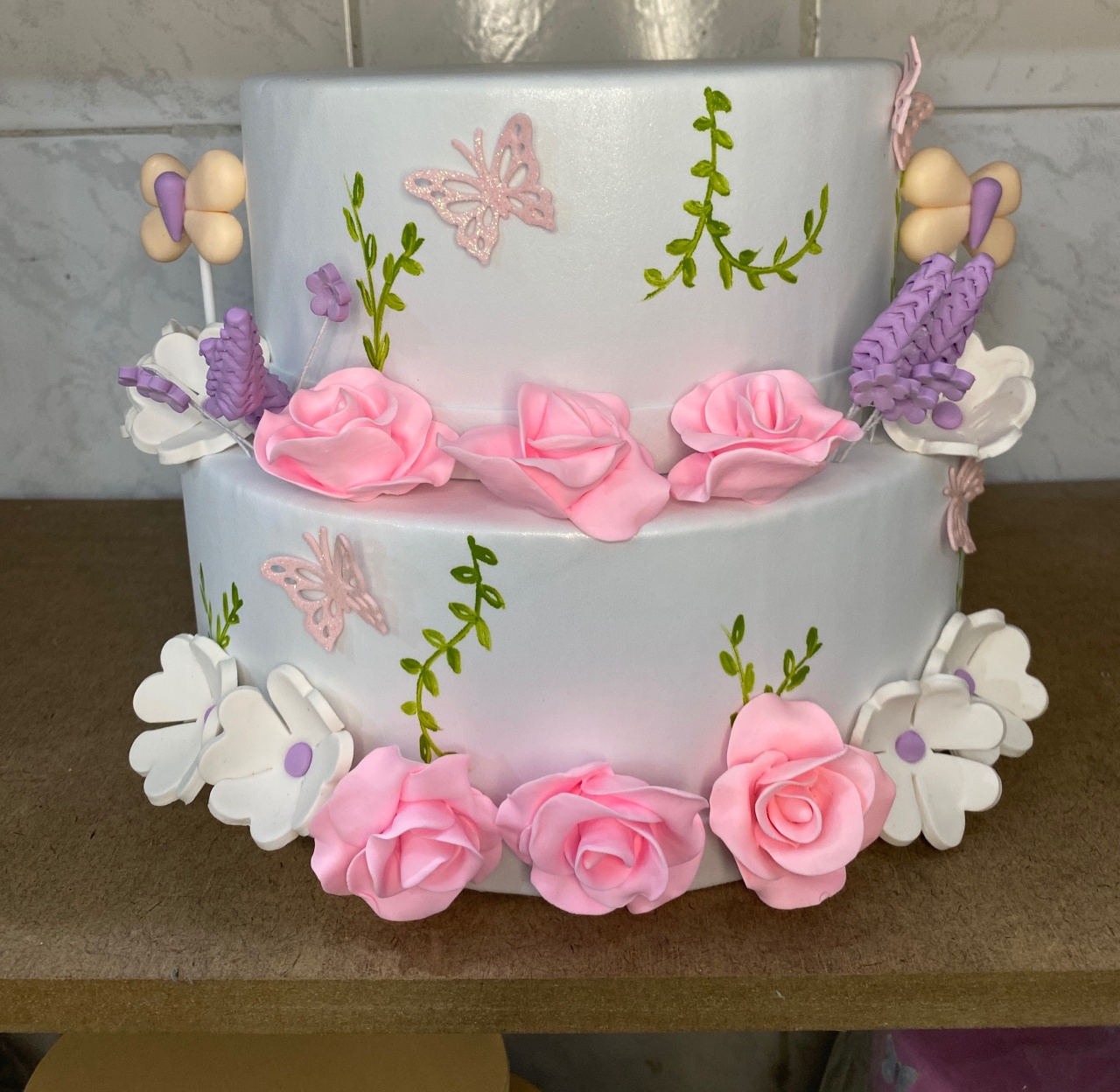 Bolo Fake Jardim Branco  - Antonella Decorações