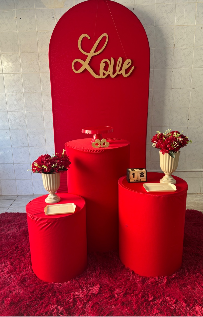 Painel Vermelho + Letreiro Love - Antonella Decorações