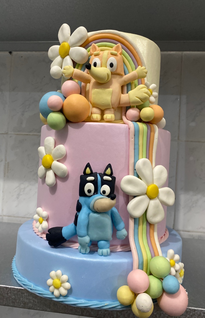 Bolo Fake Bluey E Bingo  - Antonella Decorações
