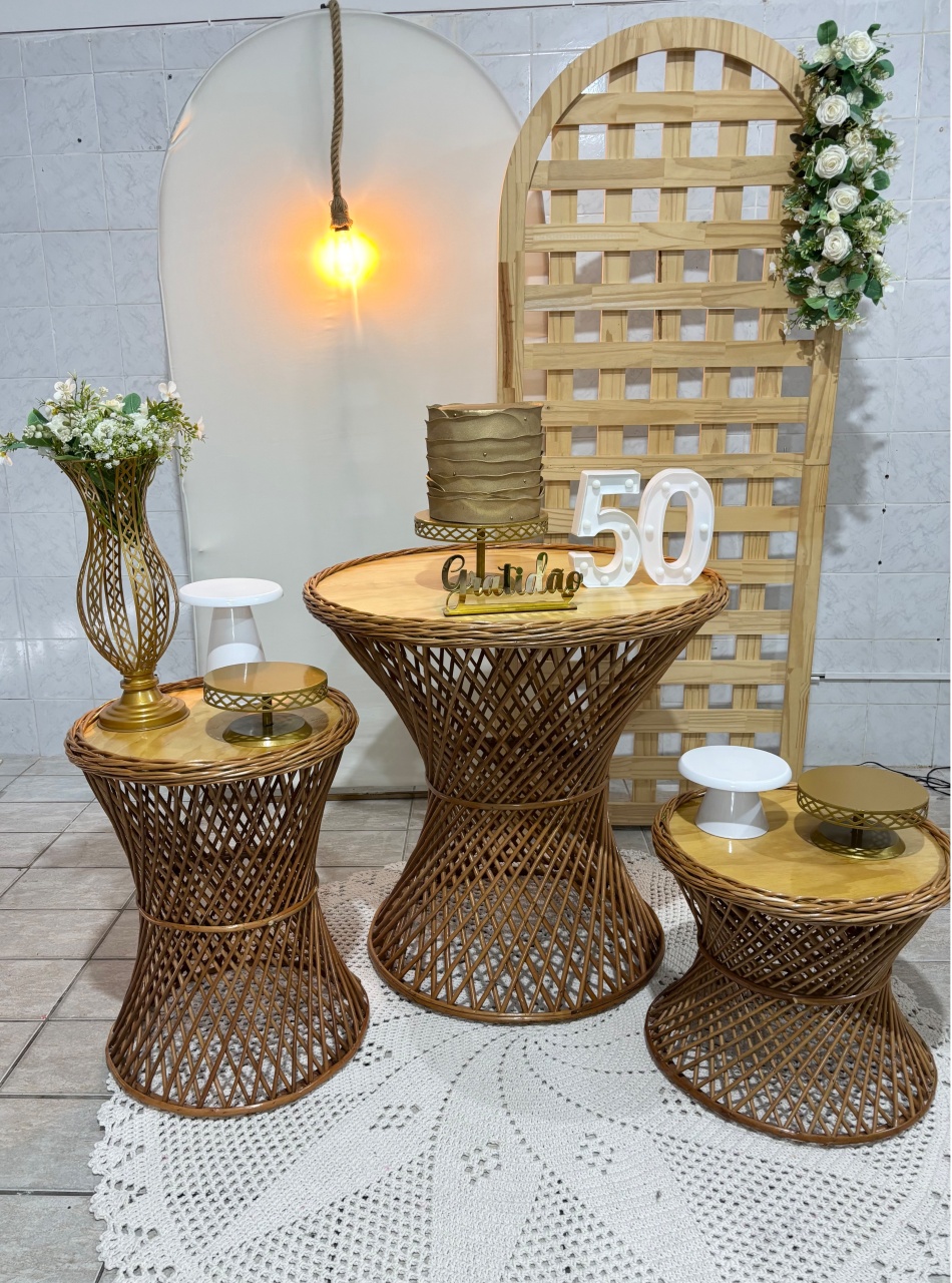 Kit Luxo Branco Com Mesas de Vime - Antonella Decorações