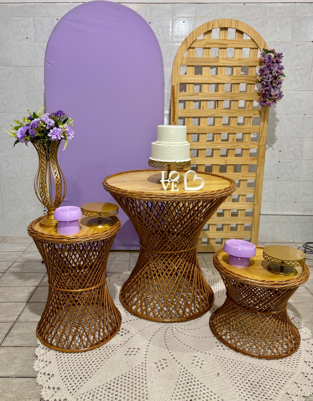 Kit Luxo Lilás Com Mesas de Vime - Antonella Decorações