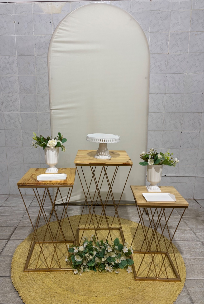 Branco Com Trio de Mesas de Ferro - Antonella Decorações