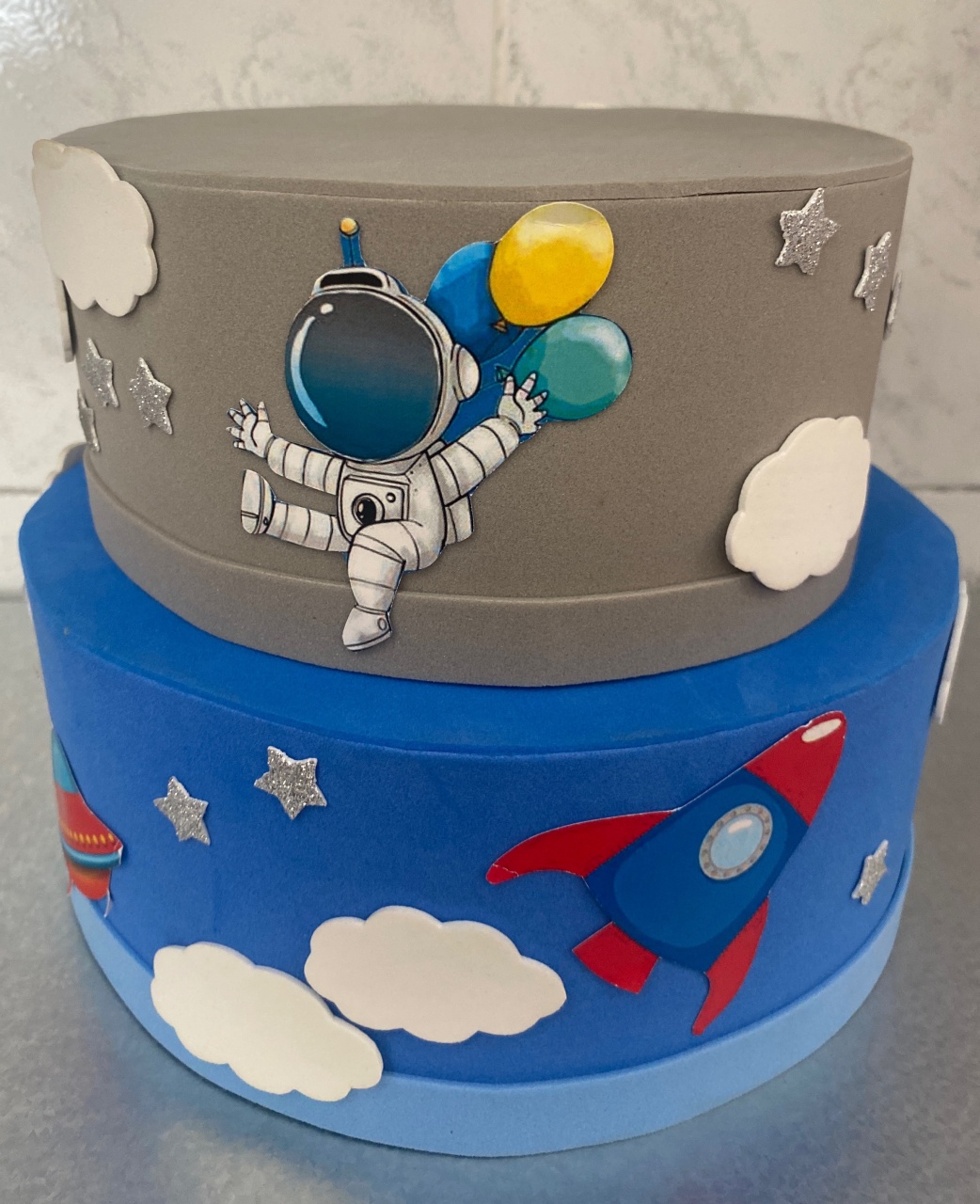 Bolo Fake Astronauta Cinza E Azul - Antonella Decorações