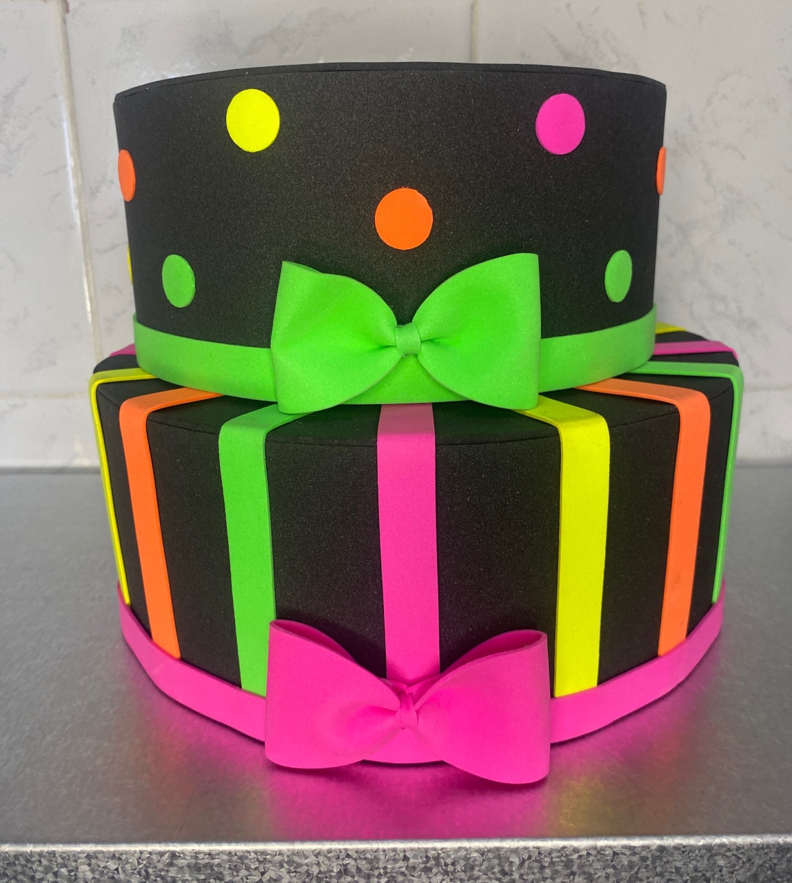 Bolo Fake Neon  - Antonella Decorações