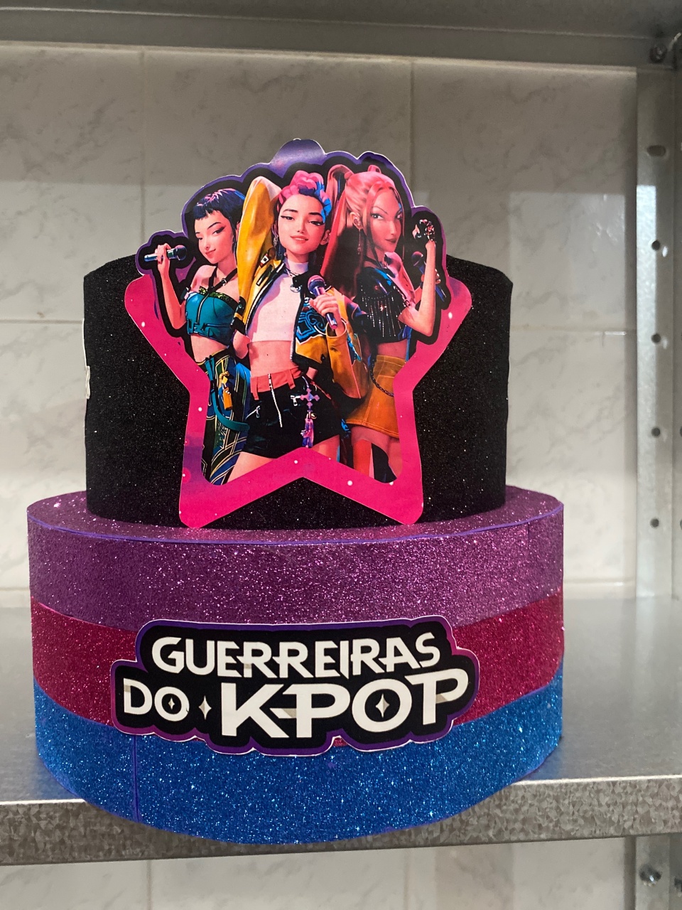 Bolo Fake Guerreiras Kpop - Antonella Decorações