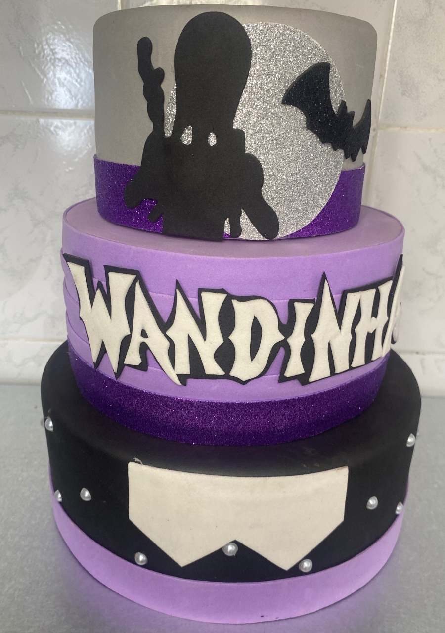 Bolo Fake Wandinha  - Antonella Decorações