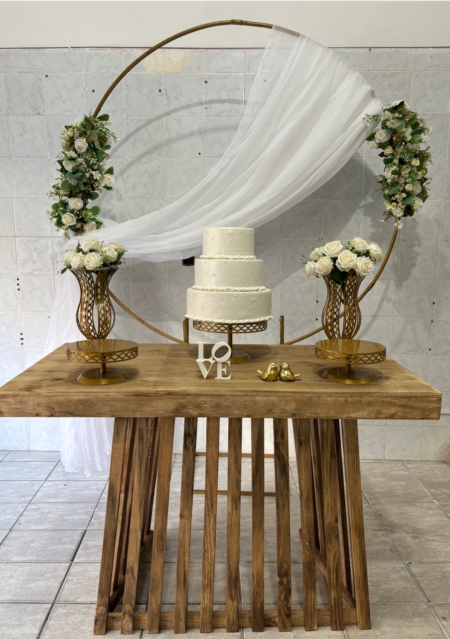 Branco Com Mesa de Madeira - Antonella Decorações