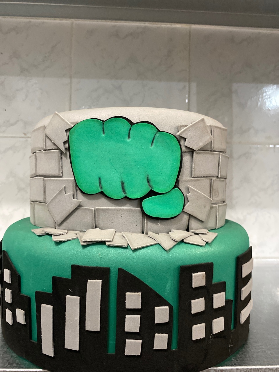 Bolo Fake Hulk - Antonella Decorações