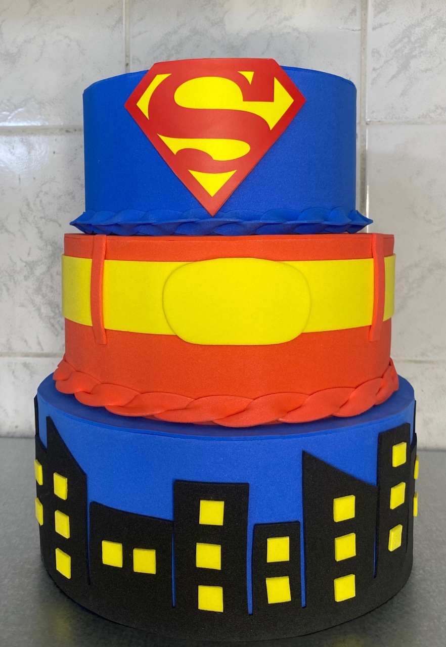 Bolo Fake Super Homem  - Antonella Decorações