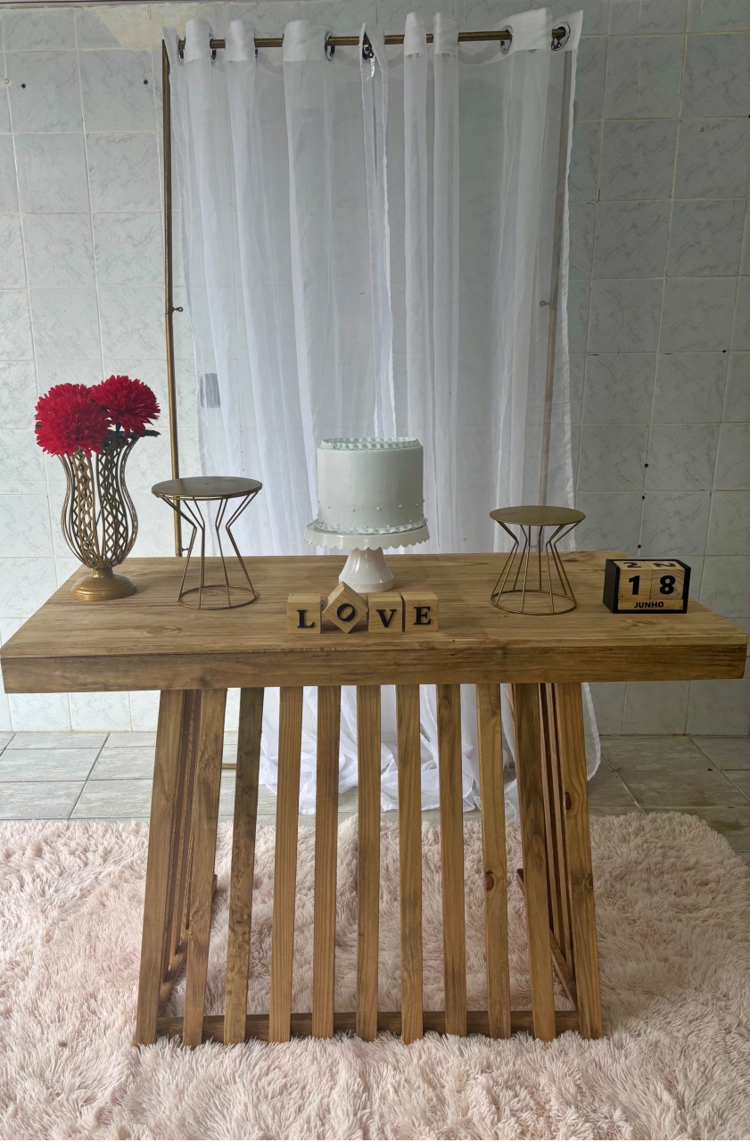 Painel Com Voal E Flores Vermelhas - Antonella Decorações